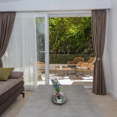 Apartments Mari - 40M From The Beach Makarska Exterior photo