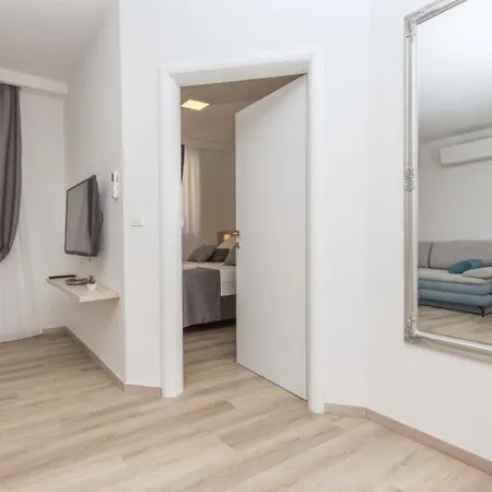 Apartments Mari - 40M From The Beach Makarska Exterior photo