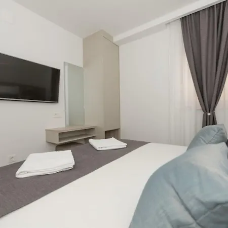 Apartments Mari - 40M From The Beach Makarska Exterior photo