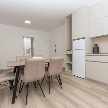 Apartments Mari - 40M From The Beach Makarska Exterior photo