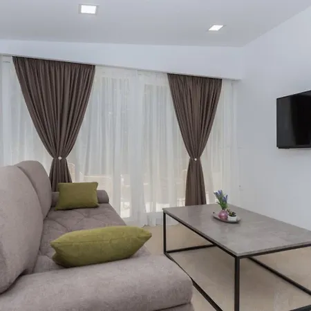 Apartments Mari - 40M From The Beach Makarska Exterior photo