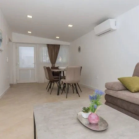 Apartments Mari - 40M From The Beach Makarska Exterior photo