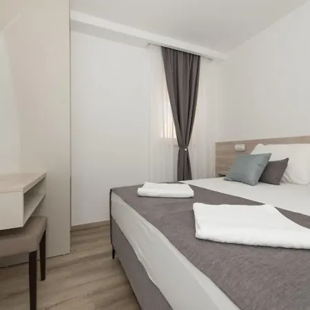 Apartments Mari - 40M From The Beach Makarska Exterior photo