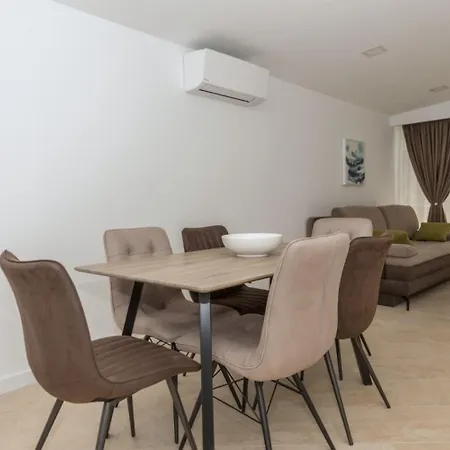 Apartments Mari - 40M From The Beach Makarska Exterior photo