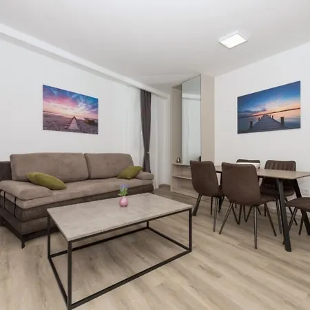 Apartments Mari - 40M From The Beach Makarska Exterior photo