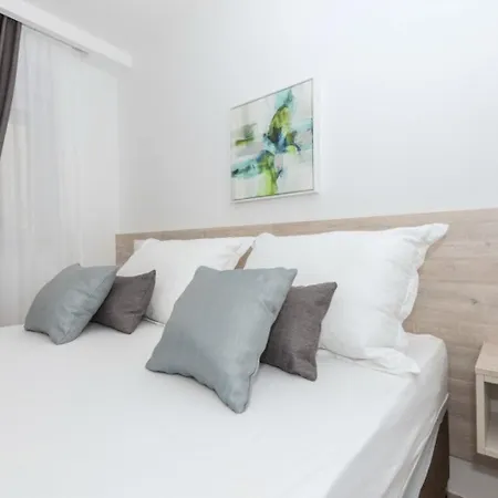 Apartments Mari - 40M From The Beach Makarska Exterior photo