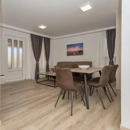 Apartments Mari - 40M From The Beach Makarska Exterior photo