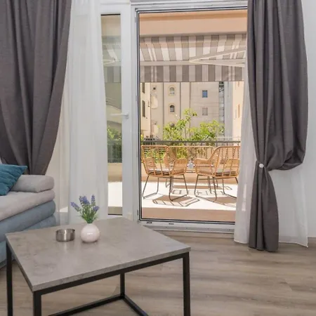 Apartments Mari - 40M From The Beach Makarska Exterior photo